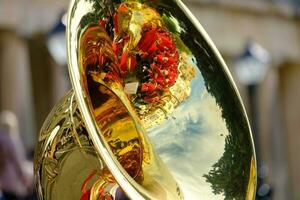 reflets dans le tubas de coloré philharmonique orchestres pendant le célèbre Pâques litanie cortèges photo