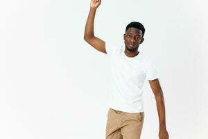 homme dans blanc T-shirt faire des gestes avec mains décontractée porter studio photo