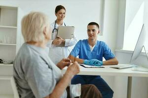 personnes âgées femme à le hôpital à le médecins rendez-vous infirmière assistant Diagnostique photo