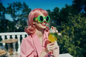 à la mode femme avec rose cheveux été cocktail rafraîchissant boisson en buvant de l'alcool photo