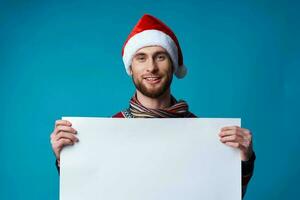 Beau homme dans une Noël blanc maquette affiche studio posant photo