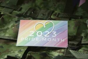 '2023 fierté mois' carte sur camouflage sac à dos de soldat, concept pour appel en dehors à le respect le sexe la diversité et à inviter tout gens à prendre plaisir lgbtq événements autour le monde dans fierté mois. photo