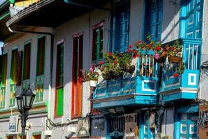 salento, Colombie - juillet 2021. magnifique rue et façades de le Maisons de le petit ville de salento situé à le Région de quindio dans Colombie photo