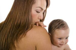 content magnifique Jeune mère et sa bébé fille sur blanc Contexte photo