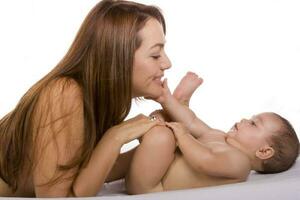 content magnifique Jeune mère et sa bébé fille sur blanc Contexte photo