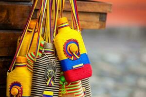 alcool bouteilles normalement utilisé pour traditionnel aguardiente décoré avec le couleurs de le colombien drapeau photo