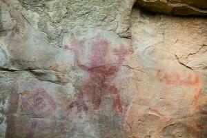 préhistorique peintures sur Roche connu comme pétroglyphes dans Colombie photo