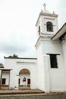 magnifique Jeune femme à le historique la merce église situé dans le cali ville centre ville dans Colombie photo