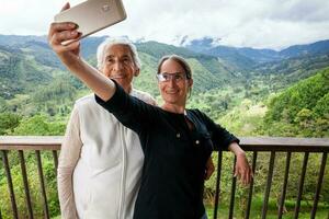 Sénior mère et adulte fille en voyageant ensemble à le magnifique vue point plus de le cocora vallée à salento, situé sur le Région de quindio dans Colombie photo