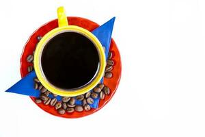 tasse de colombien café et le couleurs de le colombien drapeau isolé sur blanc Contexte photo