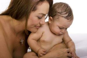 content magnifique Jeune mère et sa bébé fille sur blanc Contexte photo