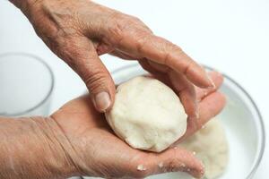 colombien arepa pâte préparation. aplatir le pâte des balles une bit avec votre mains à forme le arepa typique forme photo