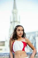 magnifique touristique fille à le ortis pont avec la Ermite église sur Contexte dans le ville de cali dans Colombie photo