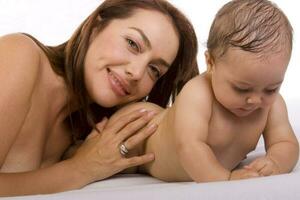 content magnifique Jeune mère et sa bébé fille sur blanc Contexte photo