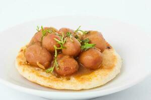 traditionnel colombien arepa surmonté avec des haricots photo