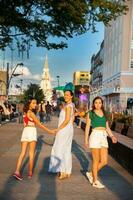 touristes en marchant le long de le cali rivière boulevard avec la Ermite église sur Contexte dans le ville de cali dans Colombie photo