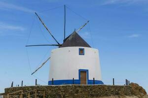 vieux restauré Moulin à vent dans aljezur, le Portugal, contre de le bleu ciel photo