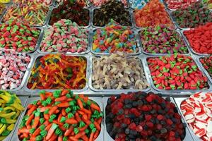 Oriental bonbons et des sucreries sont vendu à une bazar dans Israël. photo