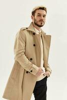 homme mode coiffure manteau moderne style isolé Contexte photo