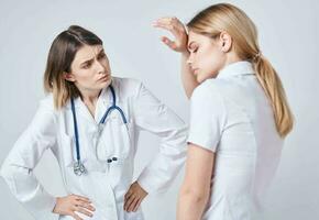 le patient venu à le médecin avec une stéthoscope modèle santé problèmes photo