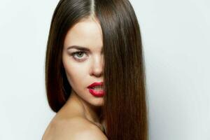 femme portrait longue cheveux rouge rouge à lèvres nu épaules brillant maquillage photo