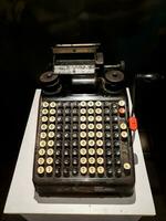 vieux calculatrice antique en espèces enregistrer, ajouter Machines ou antique calculatrice dans musée mandiri. Djakarta, Indonésie, avril 8, 2019 photo