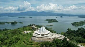 aérien vue de al-kamil mosquée dans bandung ville, une mosquée cette est actuellement encore en dessous de construction. bandung, Indonésie, mai 19, 2022 photo