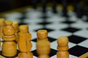 échecs planche Jeu pour des idées et compétition et stratégie doux concentrer sur une en bois table photo