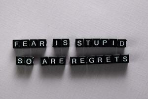 peur est stupide donc sont regrets sur en bois blocs. motivation et inspiration concept photo