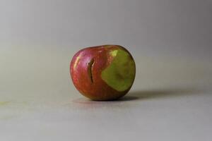 Pomme avec disparu une mordre isolé sur blanc Contexte photo