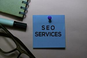 seo prestations de service texte sur gluant Remarques isolé sur Bureau bureau photo