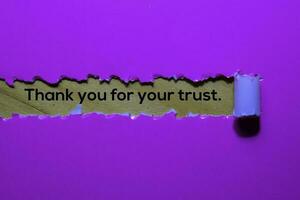 proche en haut remercier vous pour votre confiance écrit dans violet déchiré papier photo