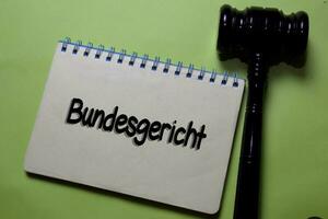 Bundesgericht écrire sur une livre avec marteau isolé sur Bureau bureau. allemand Langue il veux dire suprême tribunal photo