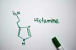 histamine molécule écrit sur le blanc planche. de construction chimique formule. éducation concept photo