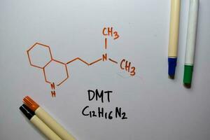 dmt écrire sur le blanc planche. de construction chimique formule. éducation concept photo