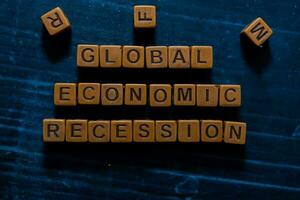 global économique récession sur en bois cubes. sur table Contexte photo