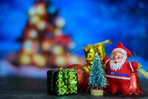 proche en haut décoration Père Noël claus poupées et Noël cadeaux isolé sur bokeh Contexte photo