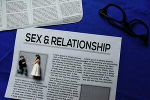 sexe et relation texte dans gros titre isolé sur bleu Contexte. journal concept photo