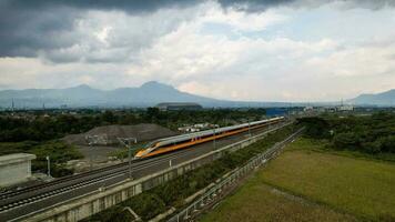 aérien vue de le haute la vitesse Orange train sur le chemin de fer gare. haute la vitesse train jakarta-bandung. bandung, Indonésie, novembre 22, 2022 photo