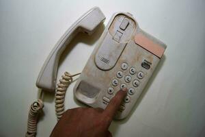 une homme pressé sale ou vieux Téléphone bouton photo