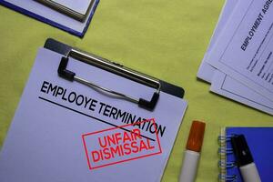 employé Résiliation texte sur document forme et timbre injuste congédiement isolé sur Bureau bureau. photo