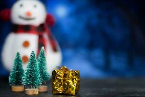 proche en haut décoration Noël arbre et Noël cadeaux isolé sur bokeh Contexte photo