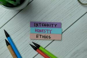 intégrité, honnête, éthique écrire sur gluant Remarques isolé sur Bureau bureau. photo