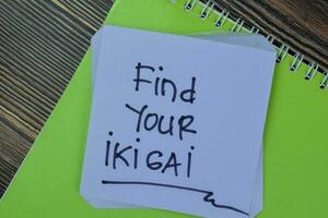 concept de trouver votre Ikigai écrire sur gluant Remarques isolé sur en bois tableau. photo