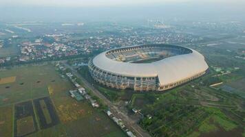 aérien vue de le magnifique paysage gelora bandung lautan api Football ou football stade dans le Matin avec bleu ciel. bandung, Indonésie, mai 6, 2022 photo