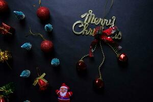 Père Noël noël, joyeux Noël texte et décoratif Noël isolé sur noir Contexte photo