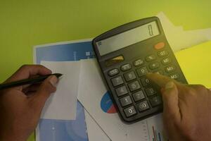 homme calculer budget Coût et une analyse financier. affaires et la finance concept de Bureau bureau photo