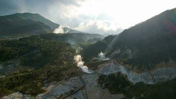 aérien vue de sikidang cratère à dieng plateau, un actif volcan cratère. wonosobo, Indonésie photo