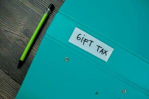 concept de cadeau impôt écrire sur le pièce de papier isolé sur en bois tableau. photo