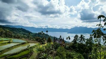 aérien vue de panorama de maninjau Lac Ouest Sumatra, Danau maninjau. Sumatra, Indonésie, janvier 24, 2023 photo